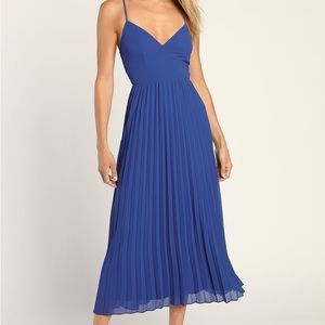 Lulu’s Pleated Sleeveless Midi Dress